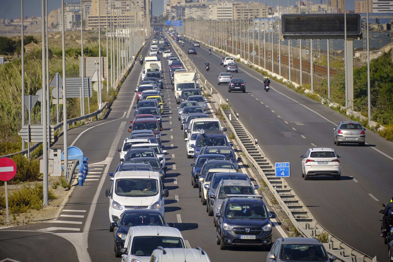 La autovía, repleta de coches.