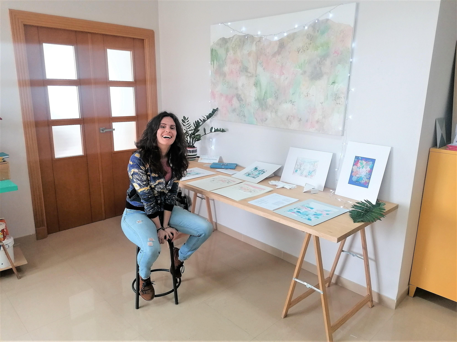 María Moreno en su estudio de Aguadulce, donde va a hacer una microexposición de ilustraciones de la obra ‘Mi gata Lola’.