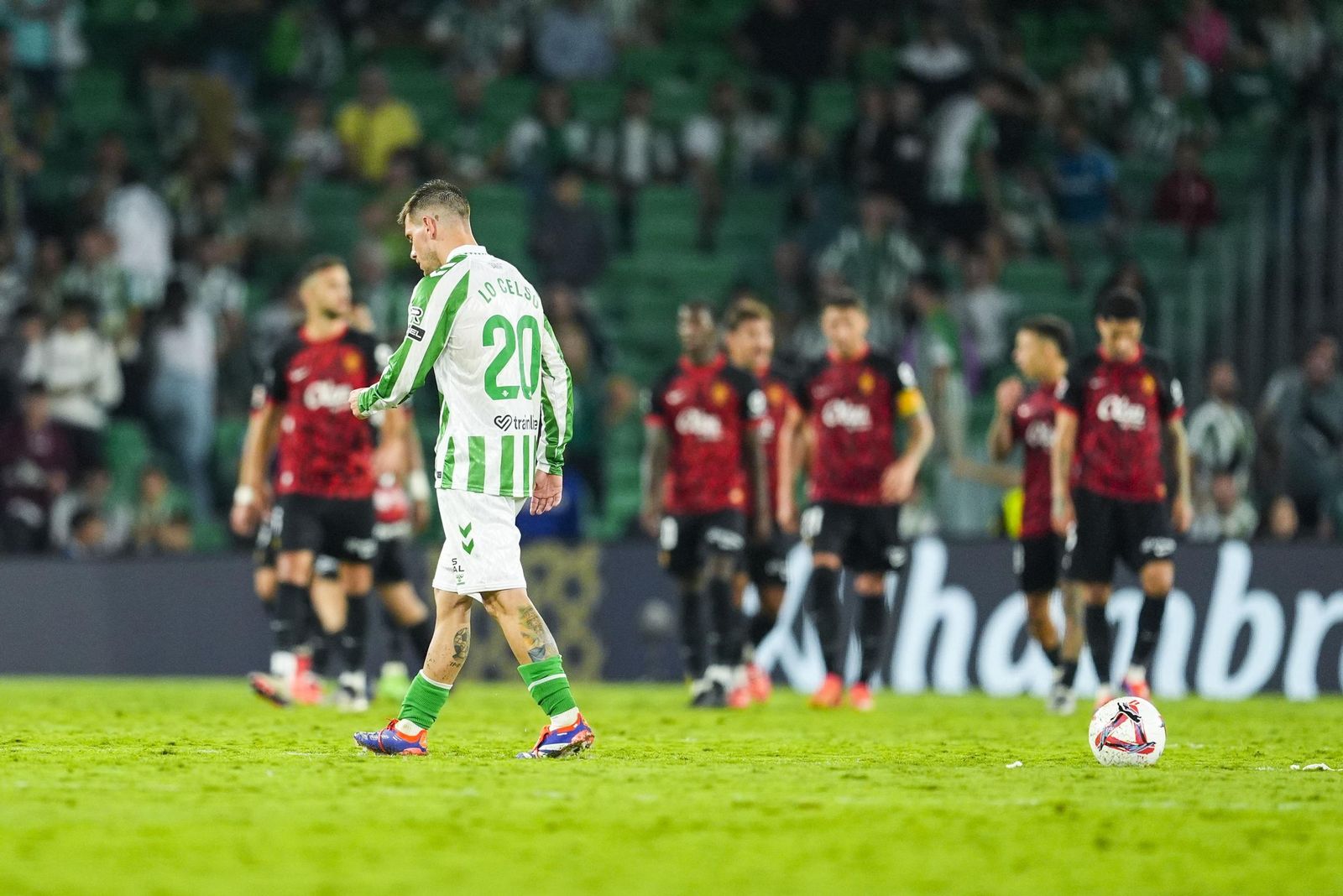 Los jugadores del Mallorca celebran el triunfo en el Villamarín el pasado curso con un Lo Celso cabizbajo.