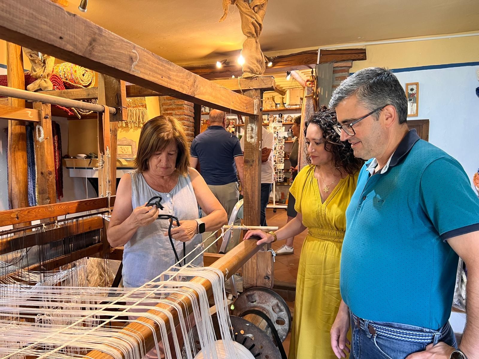 El delegado Martín Cañizares visita el telar de Ana Martínez en Bubión