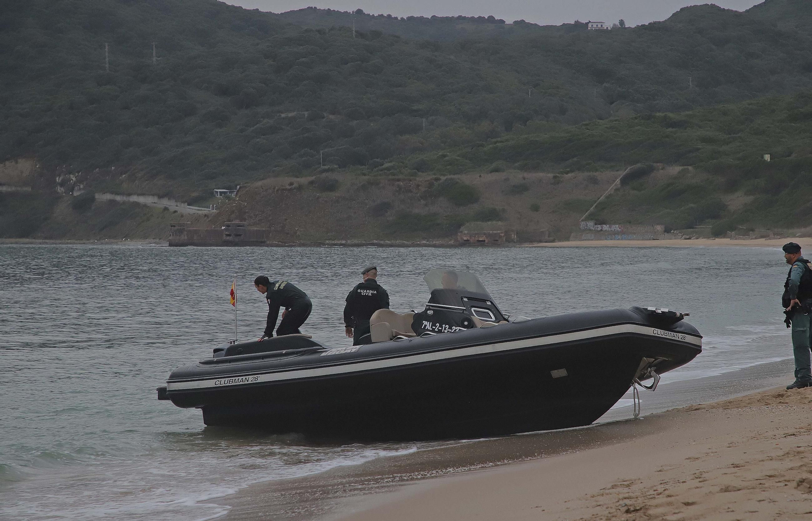 Fotos de la embarcación varada en la playa de Getares en Algeciras