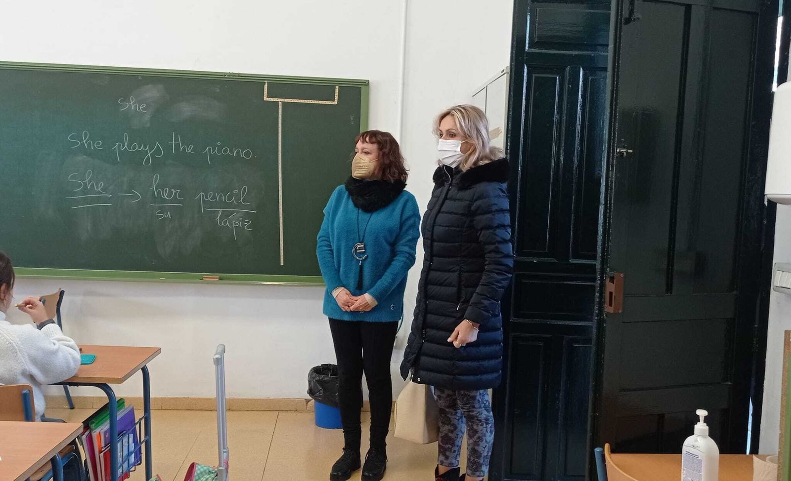 La delegada de Educación, Inmaculada Troncoso, durante su visita al colegio Colón.