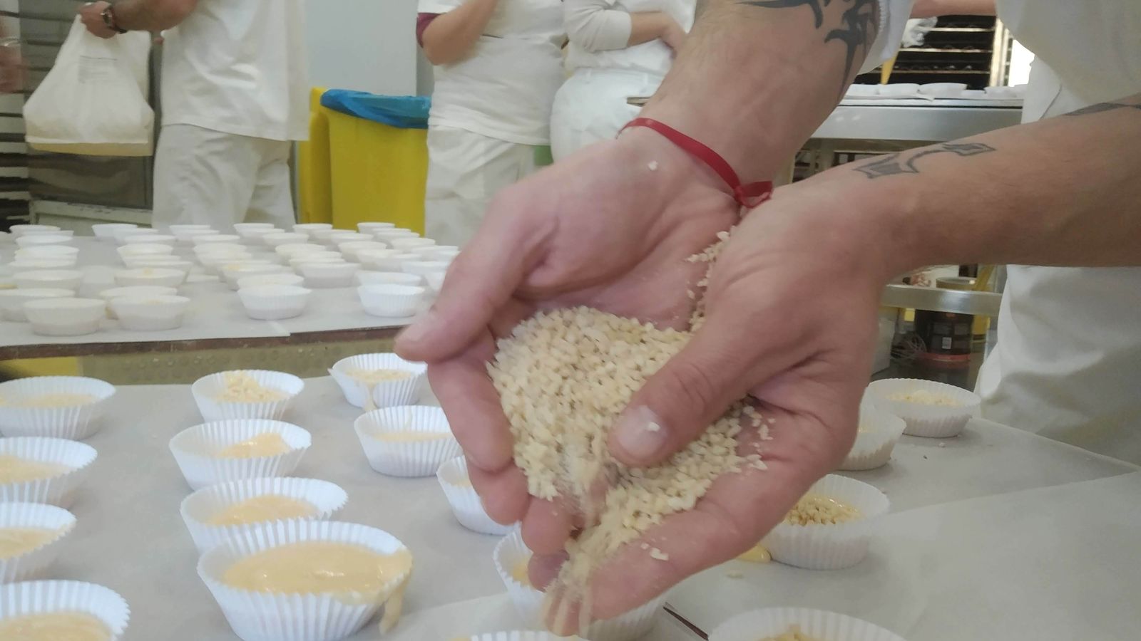 Uno de los internos añade parte de los aderezos de los muffins elaborados en la panadería de El Acebuche.