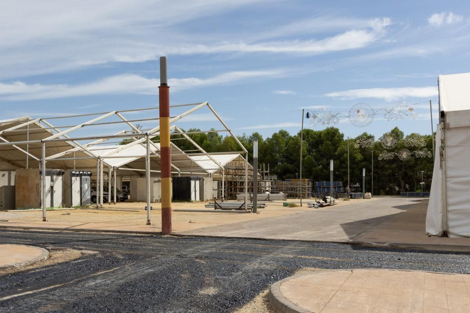 Montaje de casetas de la Feria de San Lucas, en imágenes