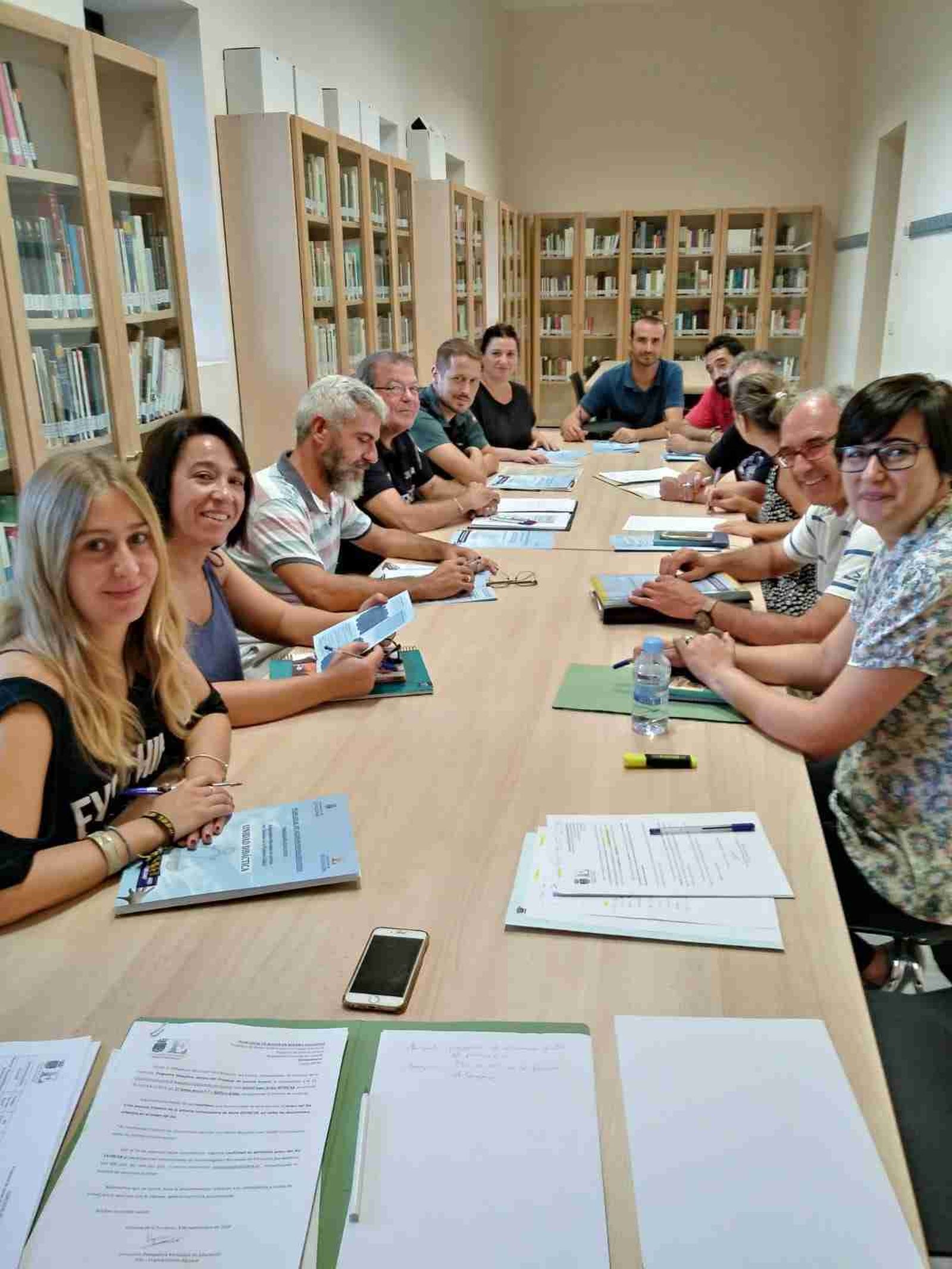 Reunión organizativa de la iniciativa Educando en Justicia, uno de los programas que incluye este servicio.