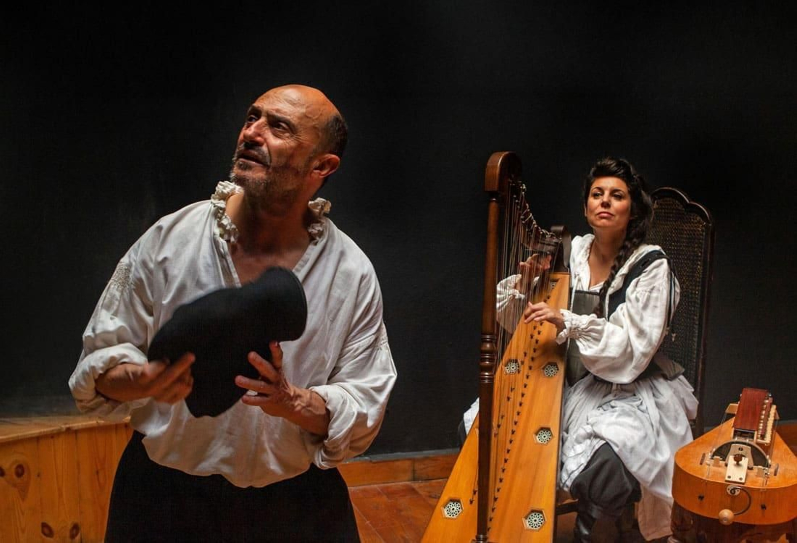 Pepe Viyuela y Sara Águeda dan vida a 'Guitón Onofre' en el programa de cultura y ocio 'Vive Peal 2025'.