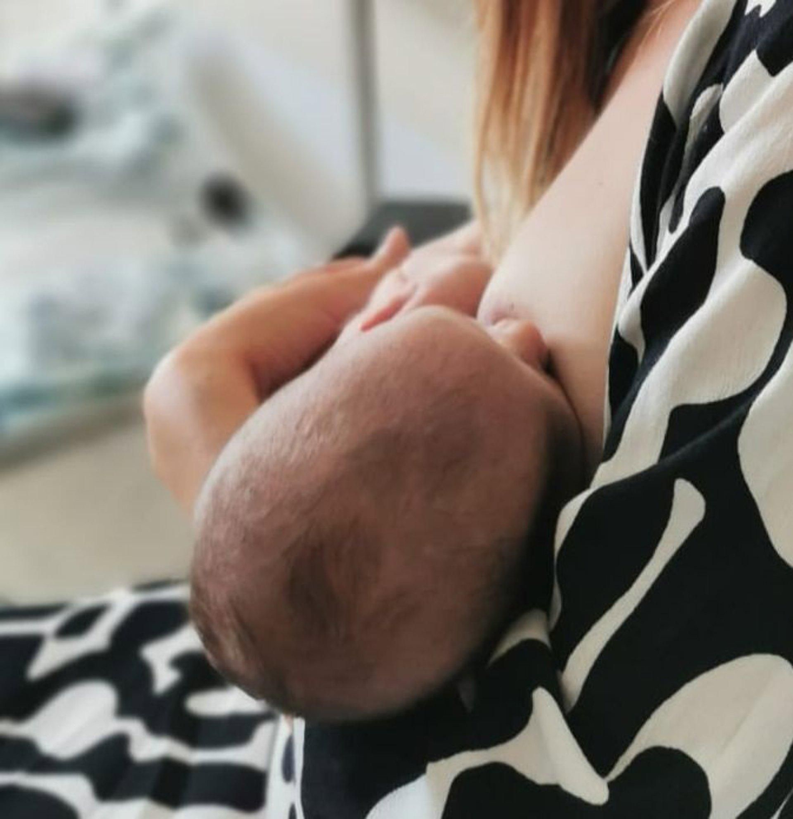 Una madre dando el pecho a su bebé