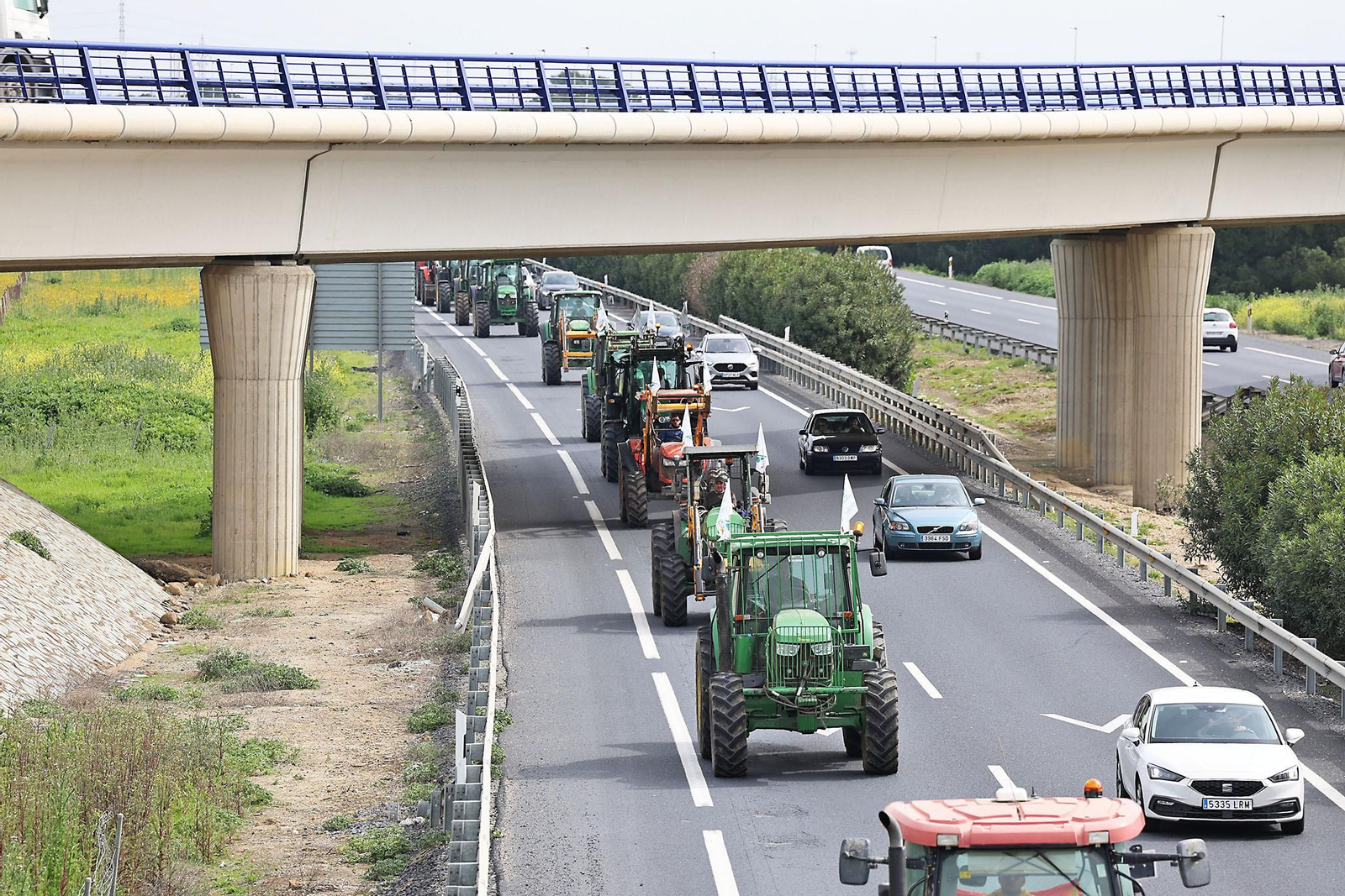 Imágenes de la multitudinaria tractorada de los agricultores en Huelva