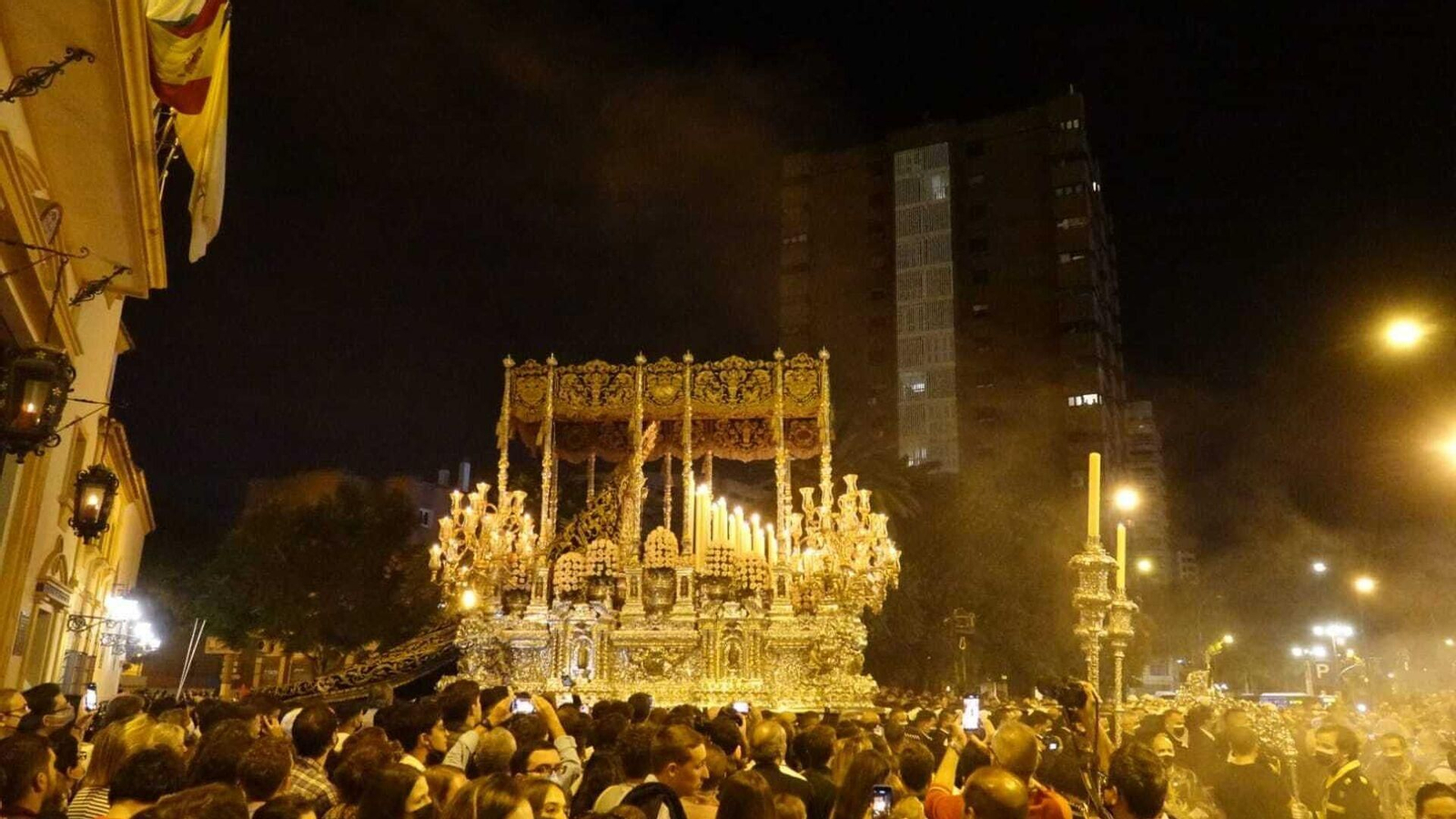 La Virgen de los Dolores Coronada saliendo de su casa hermandad