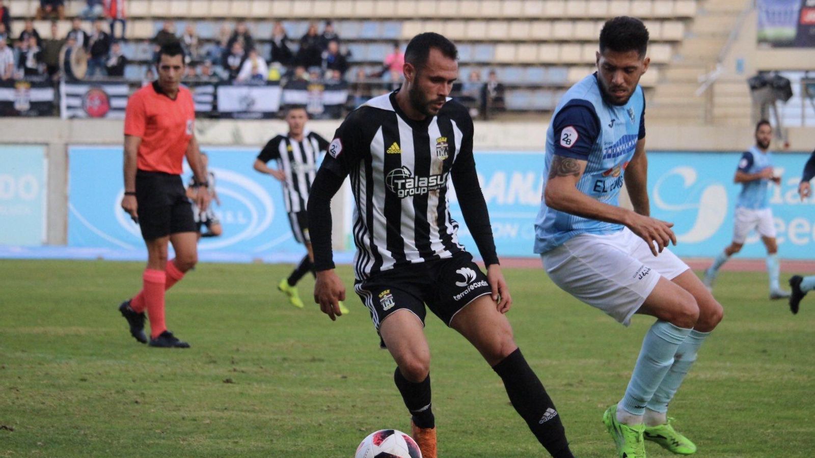 Un jugador del Cartagena conduce el esférico.