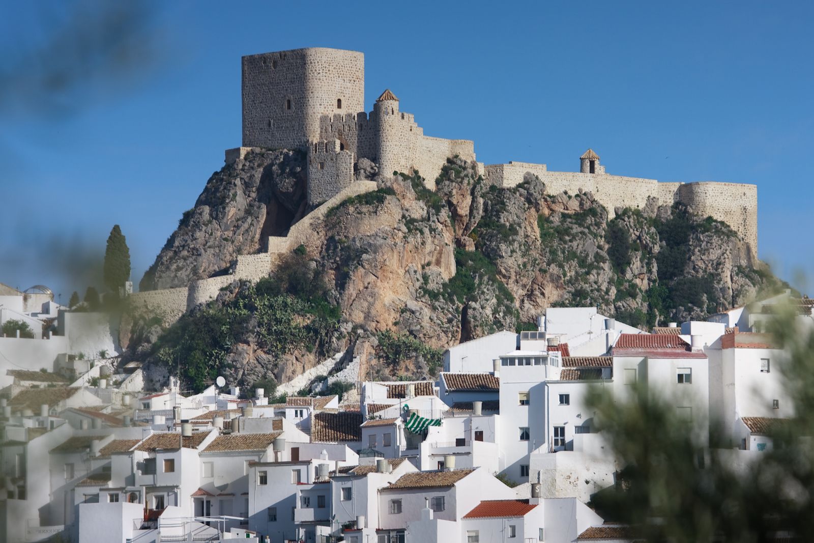 Panorámica de Olvera, con el castillo al fondo.