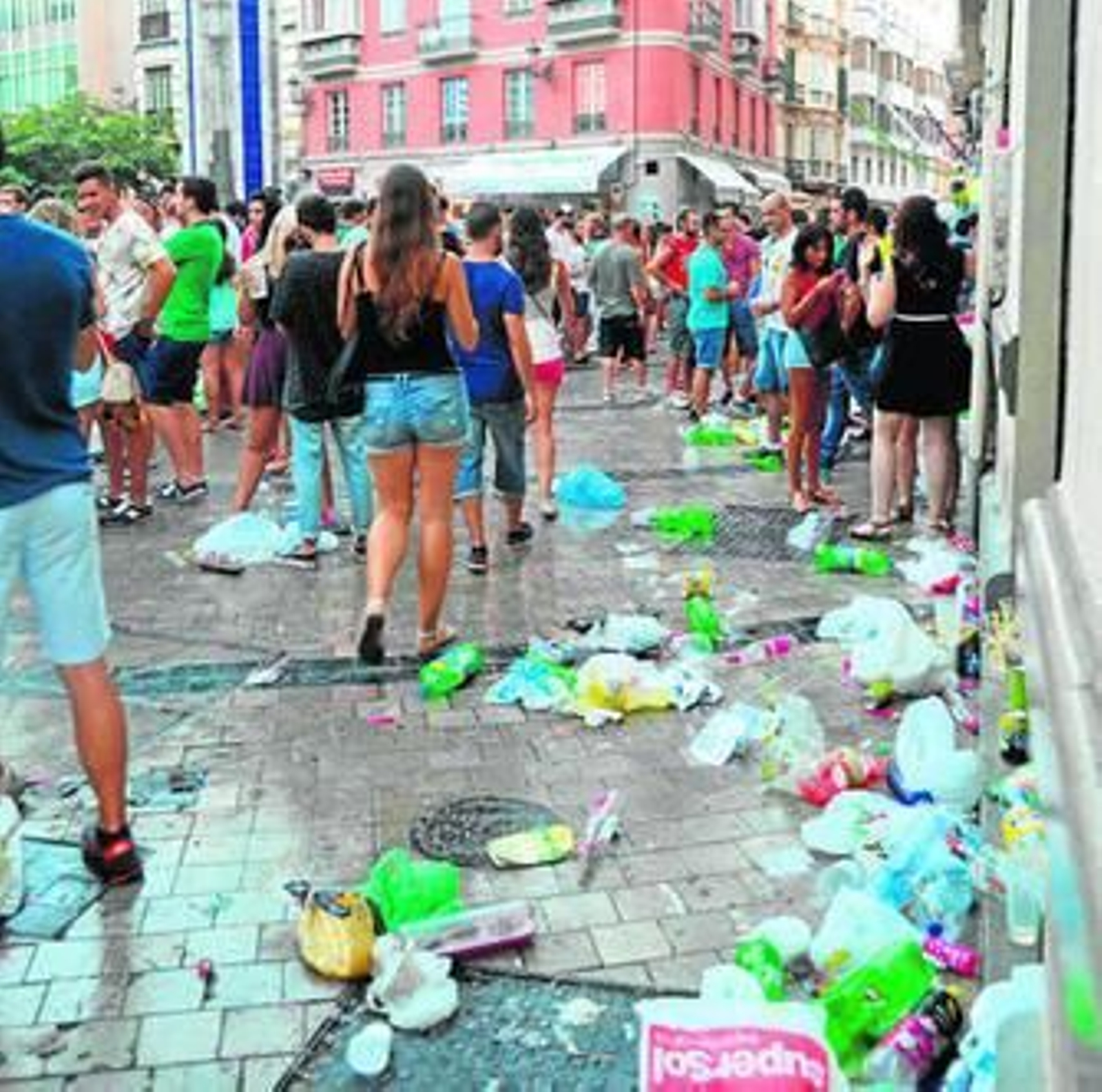Los restos de un botellón en la feria del centro del año pasado.