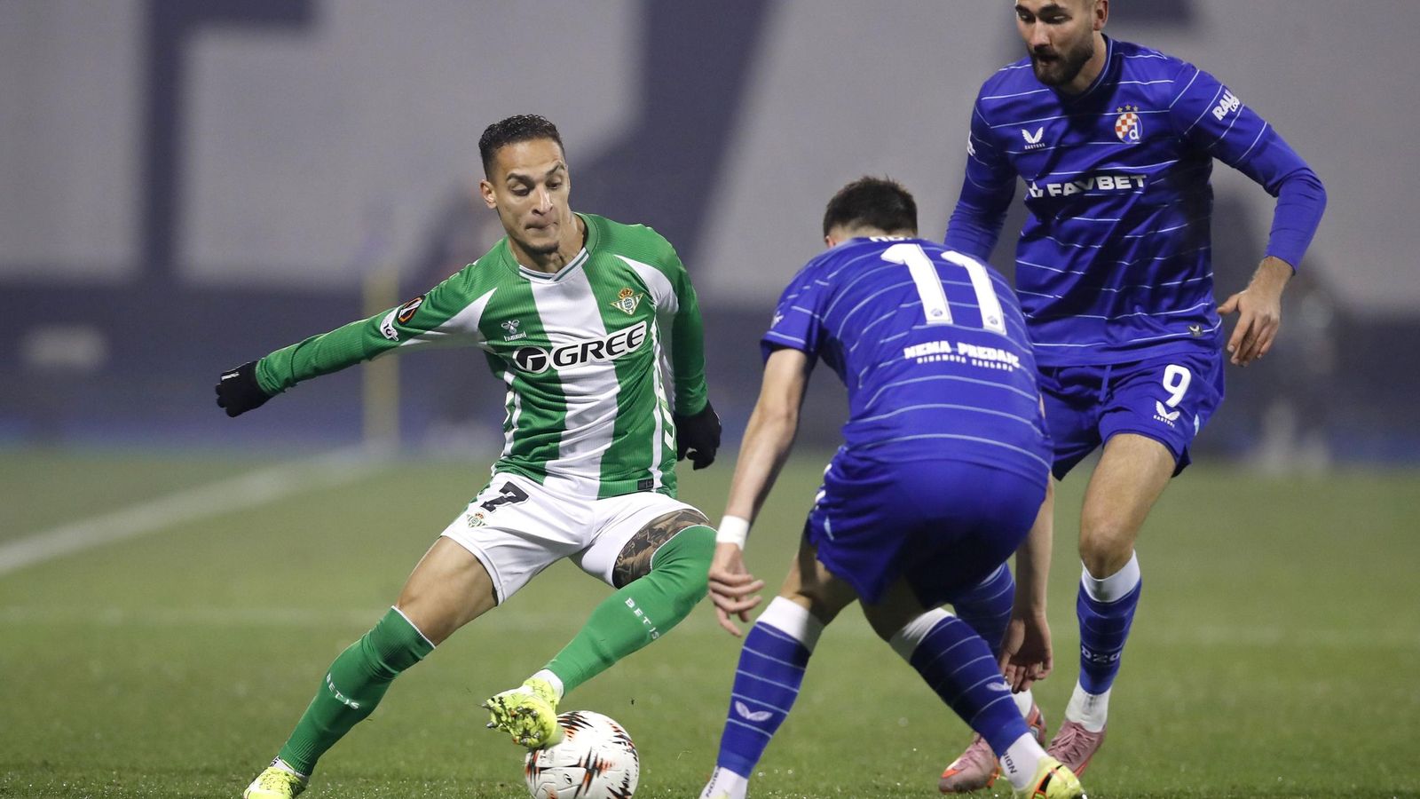 Antony encara a Hoxha.