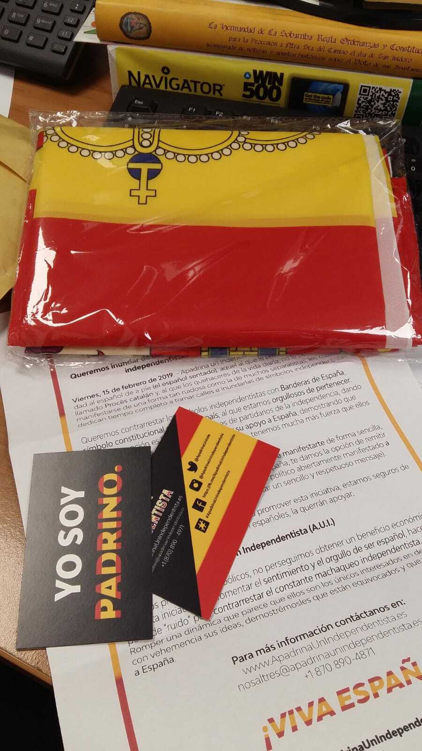 Bandera con dossier y carnés de padrino y madrina