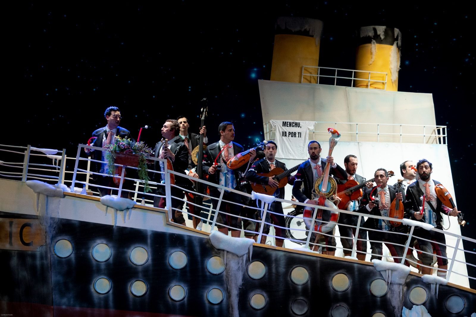 Camiseta con el nombre de Menchu, como llaman al guitarra que ha tenido que ser operado de la chirigota del Bizcocho.