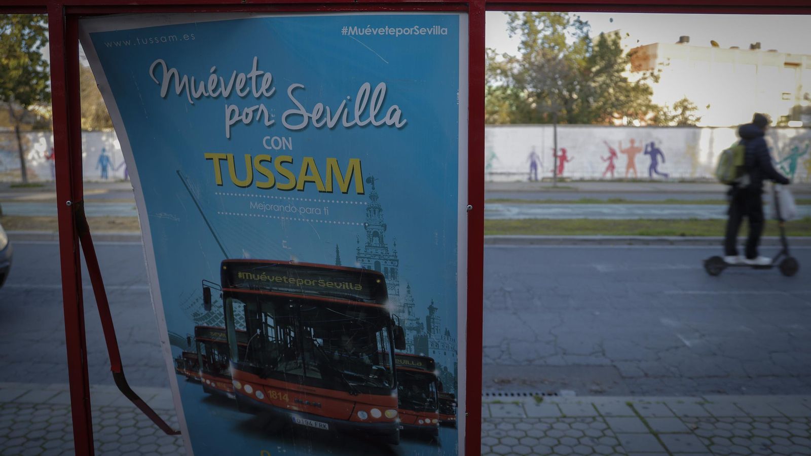 Una de las paradas, con signos de vandalismo.