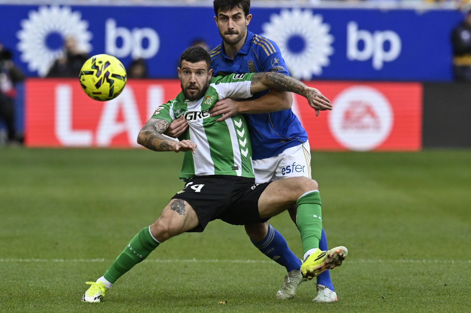 Aitor Ruibal forcejea con Lucas Ahijado.