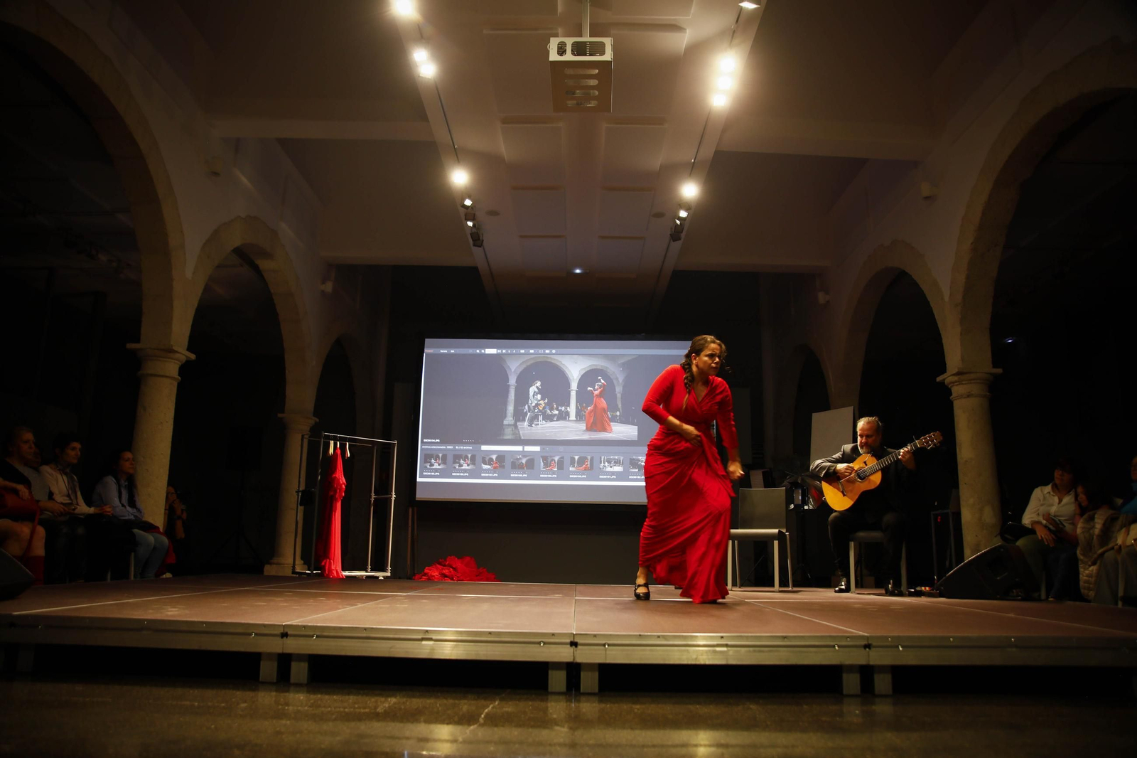 El Centro Andaluz de la Fotografía de Almería presenta el calendario 2025 con la actuación de la bailaora María Moreno, en imágenes