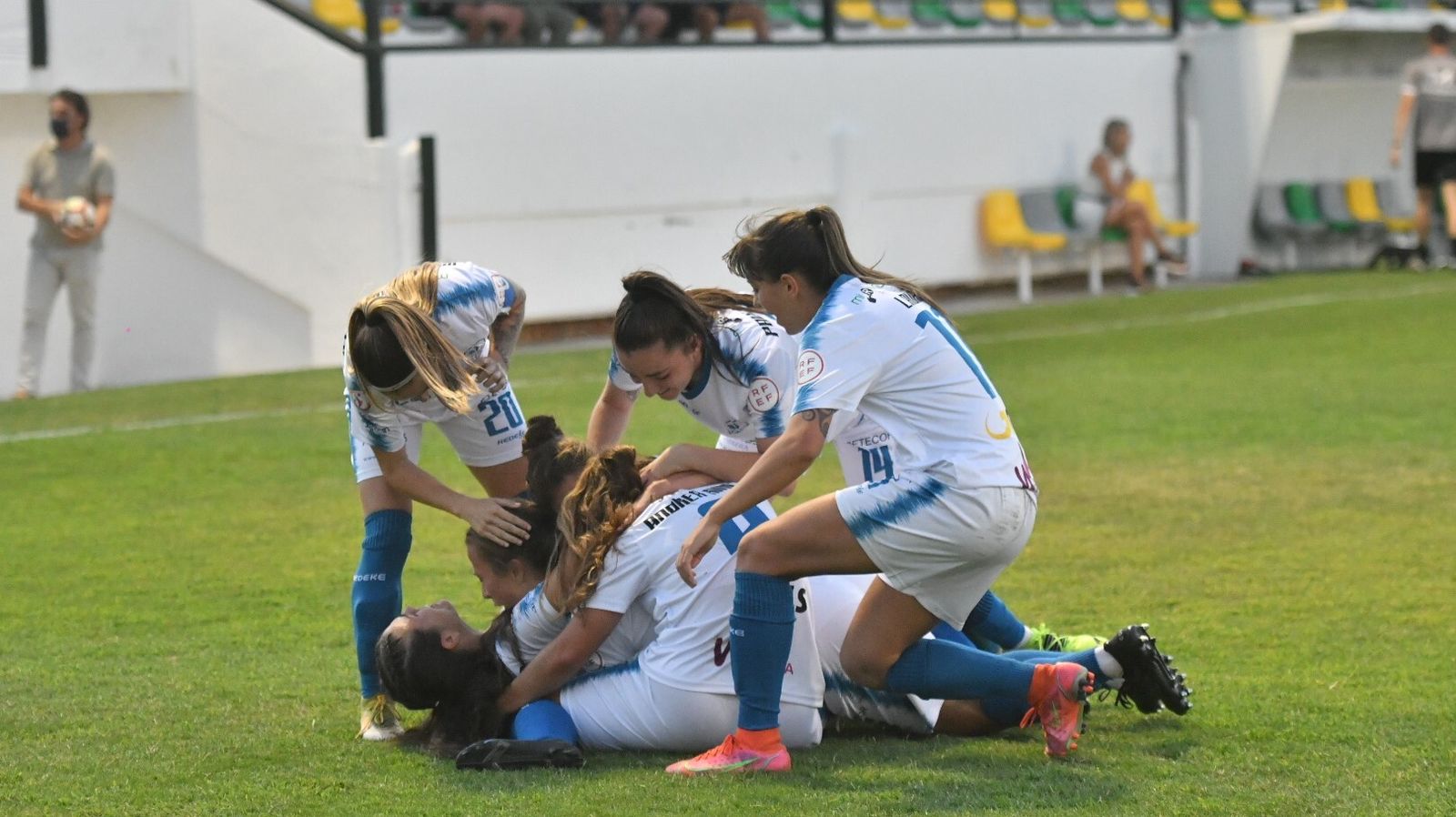 Las jugadoras del Pozoalbense celebran su primer gol de la temporada.