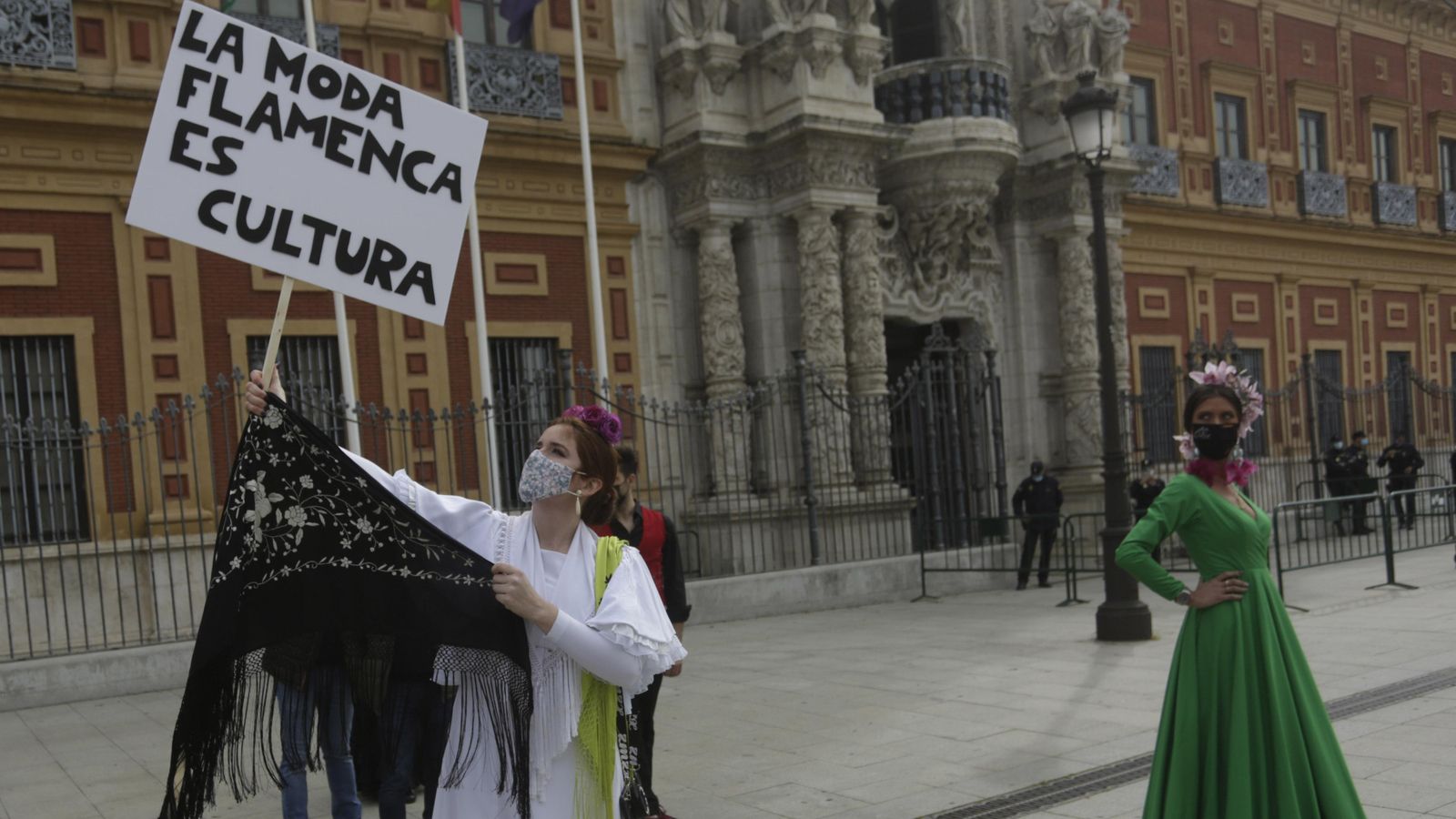 Una imagen de la movilización del sector de la moda flamenca para reclamar ayudas. Una imagen de la movilización del sector de la moda flamenca para reclamar ayudas.