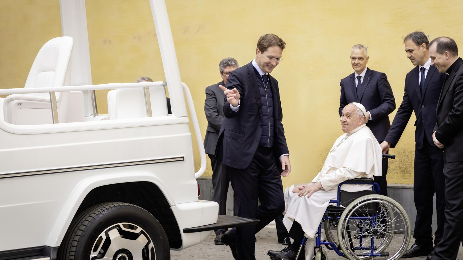 Particularmente, toda la zona posterior del Clase G fue adaptada para los requisitos necesarios para el uso por el Papa y presentados por el CEO de la marca..