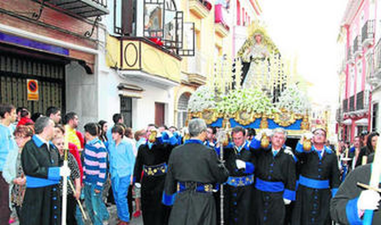 Un momento de la procesión de la Virgen de la Guía por las calles de la ciudad del Genil.