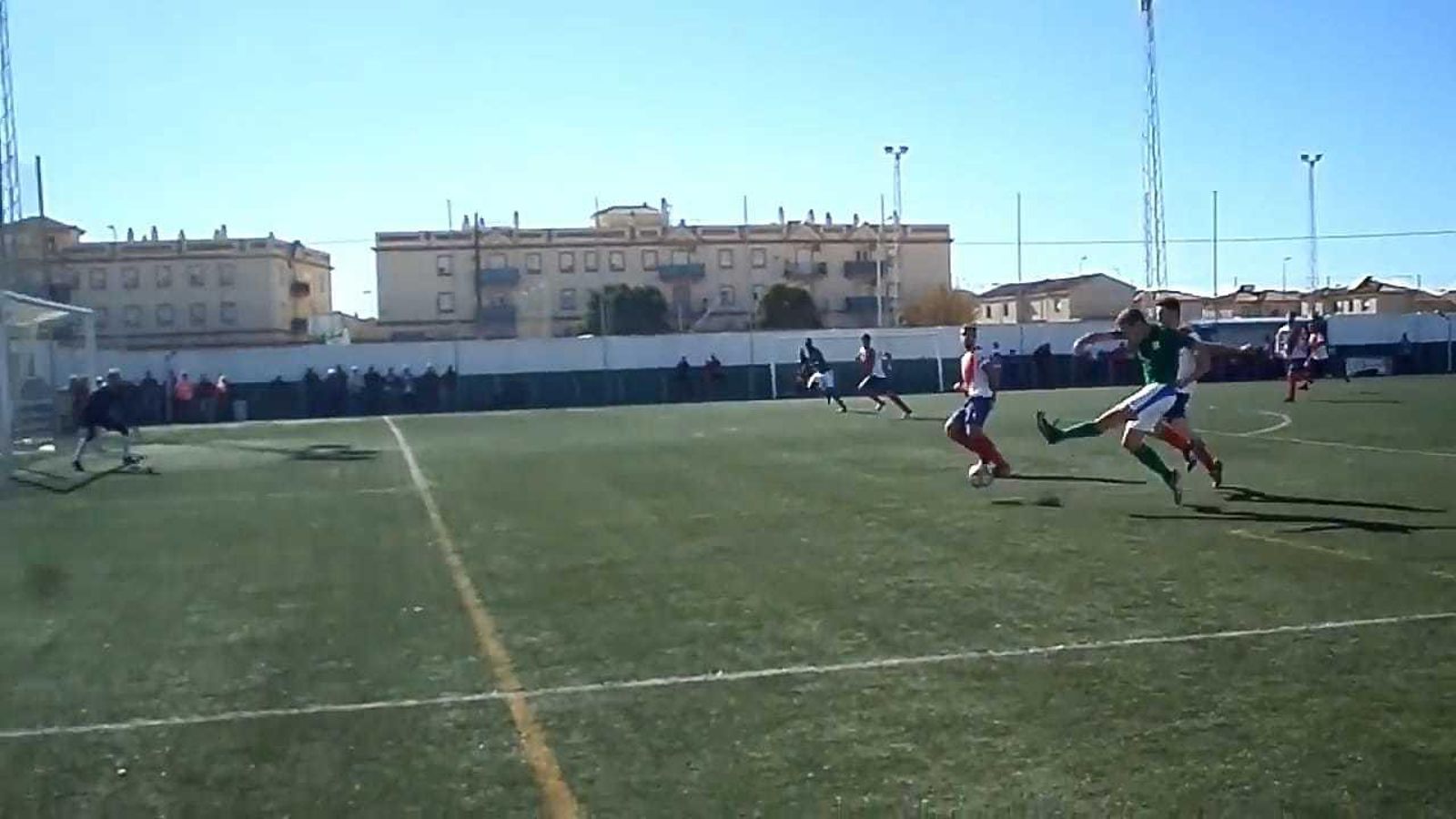 Corte de un vídeo de un aficionado donde se ve que no hay fuera de juego de Pascu cuando centra Raúl Vidal. Corte de un vídeo de un aficionado donde se ve que no hay fuera de juego de Pascu cuando centra Raúl Vidal.