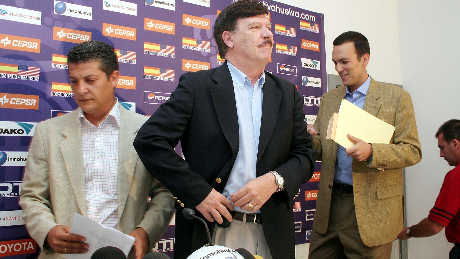 Mendoza junto a Michael Dumois y Francisco Muñoz, dos estrechos colaboradores.