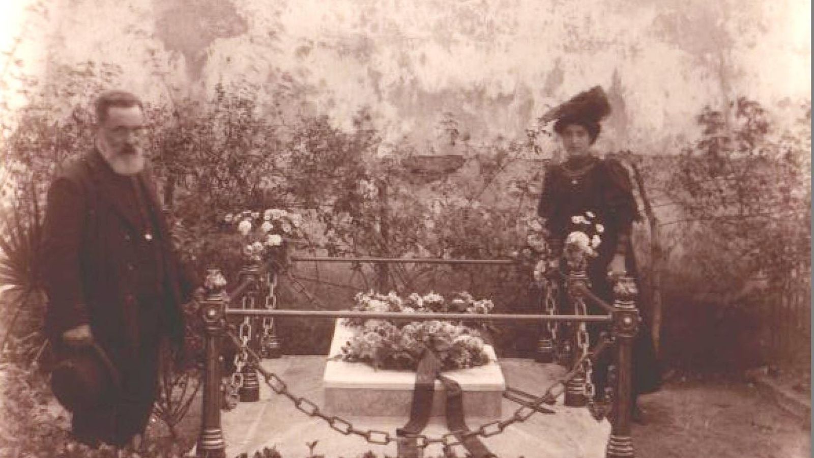 Villasid junto a su hija ante la tumba de su esposa.