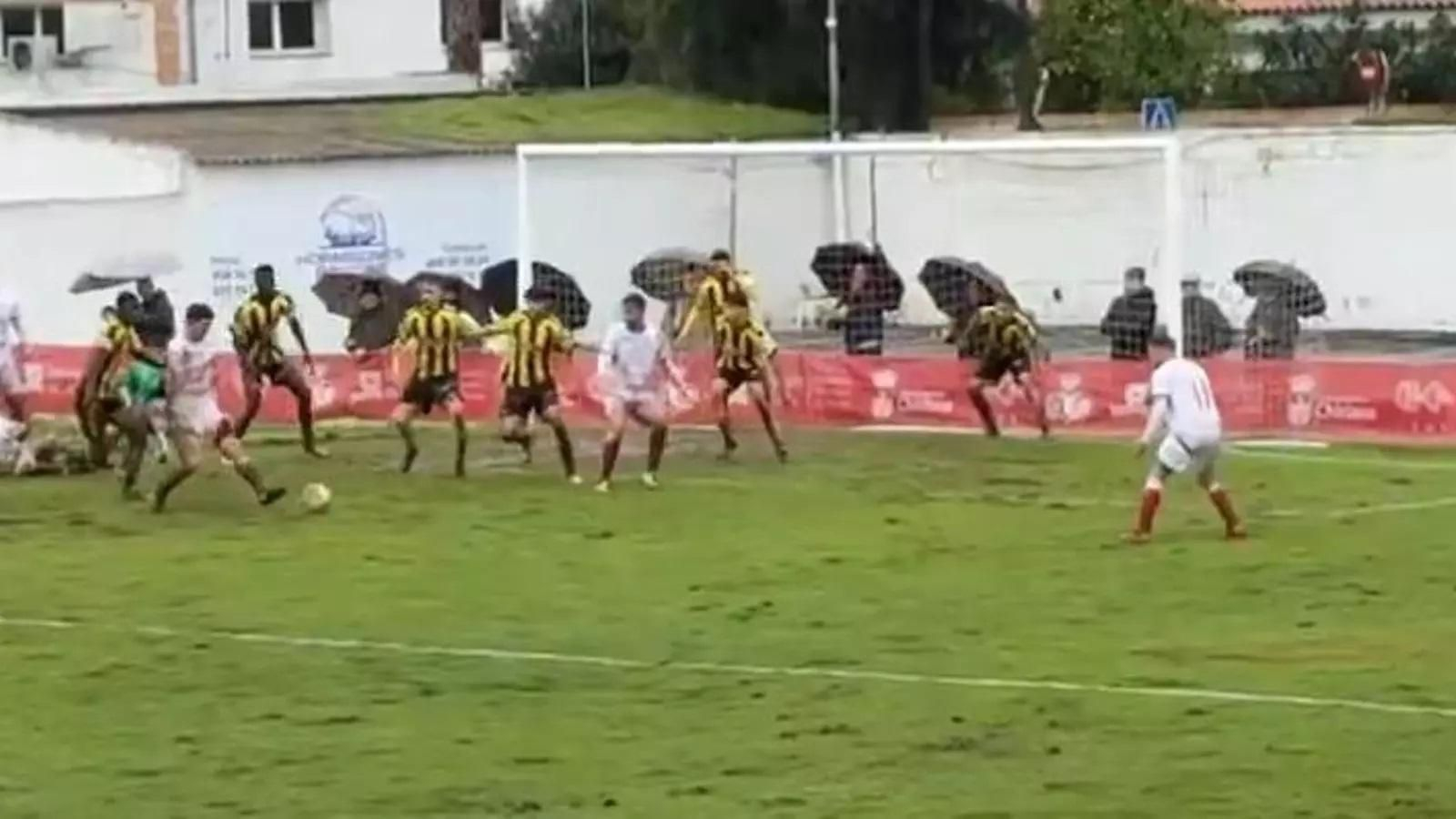 Balón suelto en el área del San Roque de Lepe.