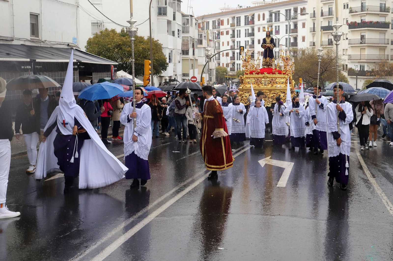 Imágenes de la procesión del Cautivo  bajo la lluvia en Huelva