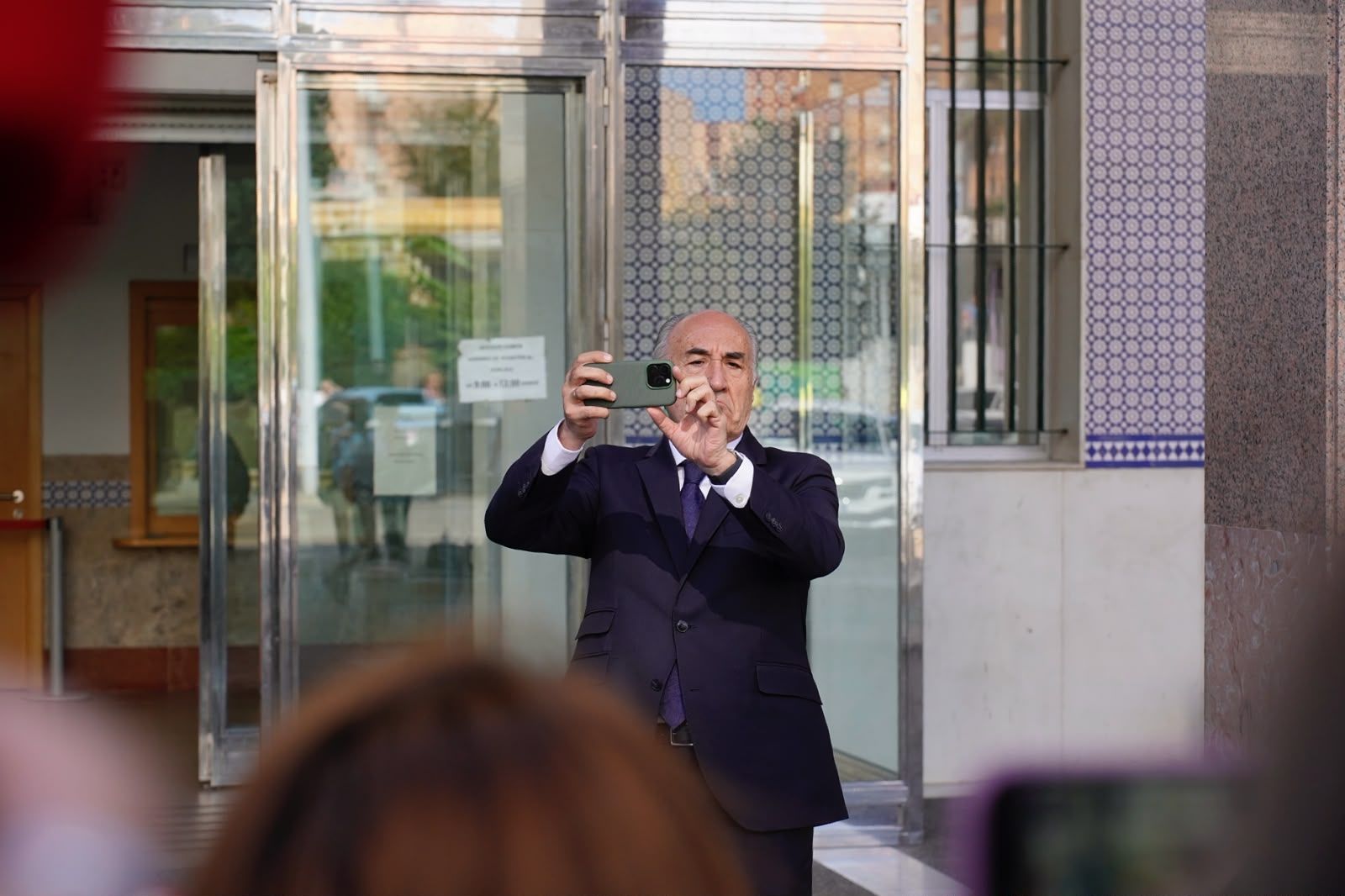El alcalde de Algeciras, José Ignacio Landaluce, toma una fotografía a los periodistas congregados este viernes a las puertas del Palacio de Justicia que cubrían su toma de declaración.