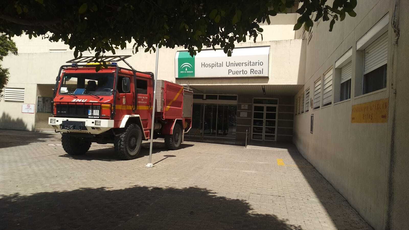 Uno de los vehículos de la UME en el Hospital Clínico de Puerto Real