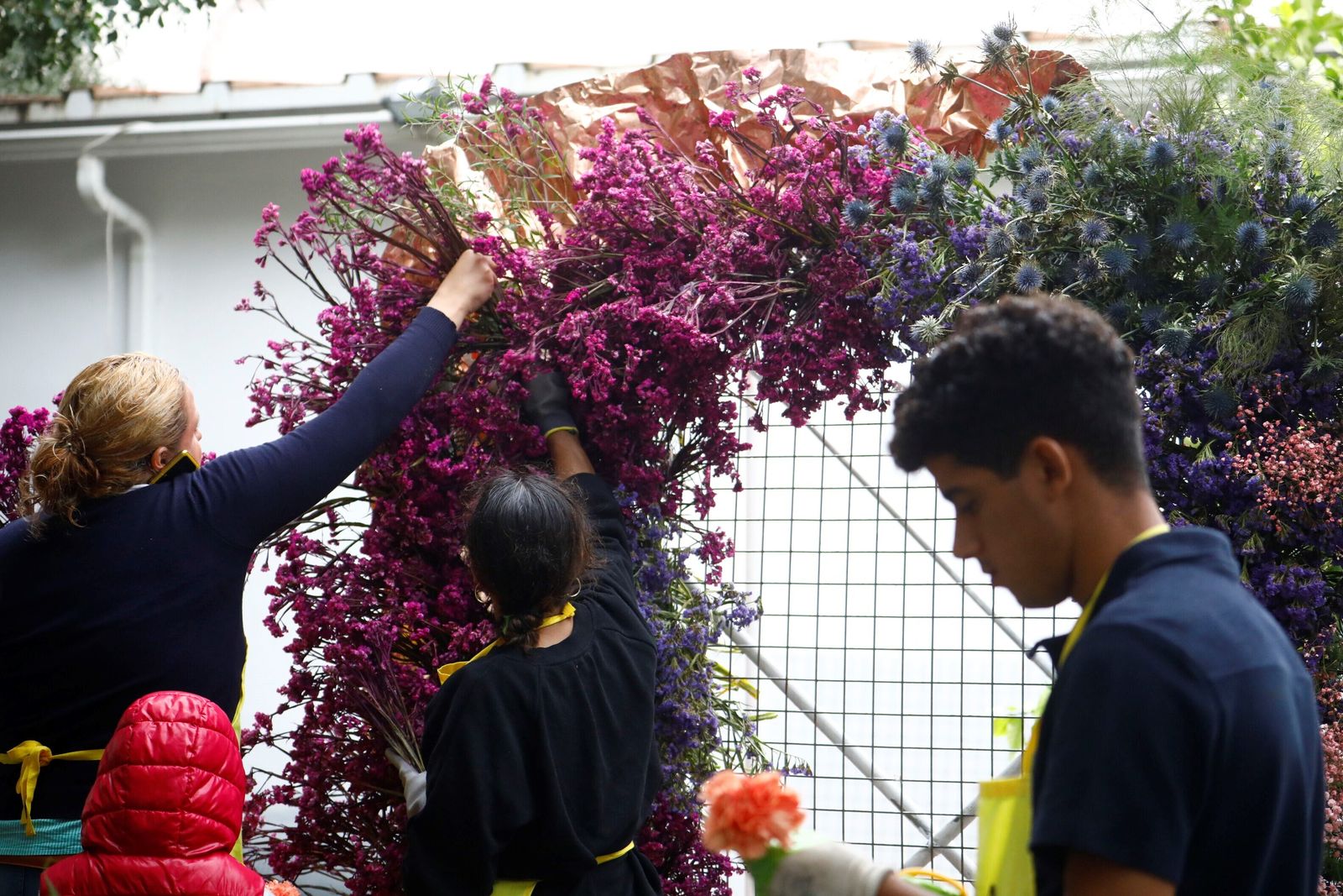 La guerrilla floral que pone el punto y final a Flora 2023 en Córdoba, en imágenes