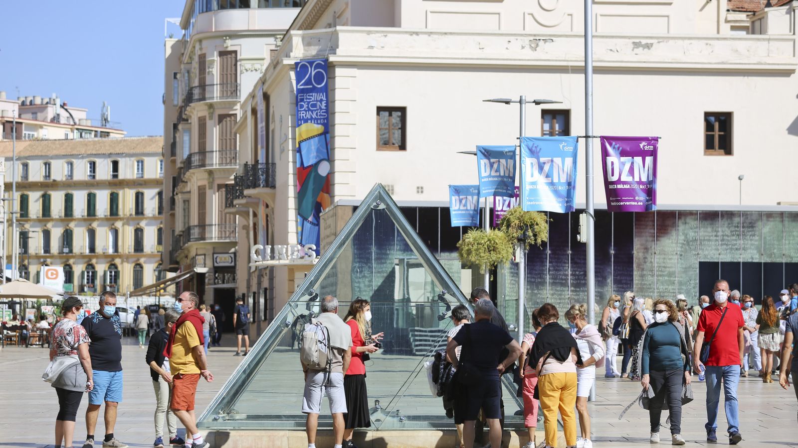 Un grupo de turistas en la calle Alcazabilla.