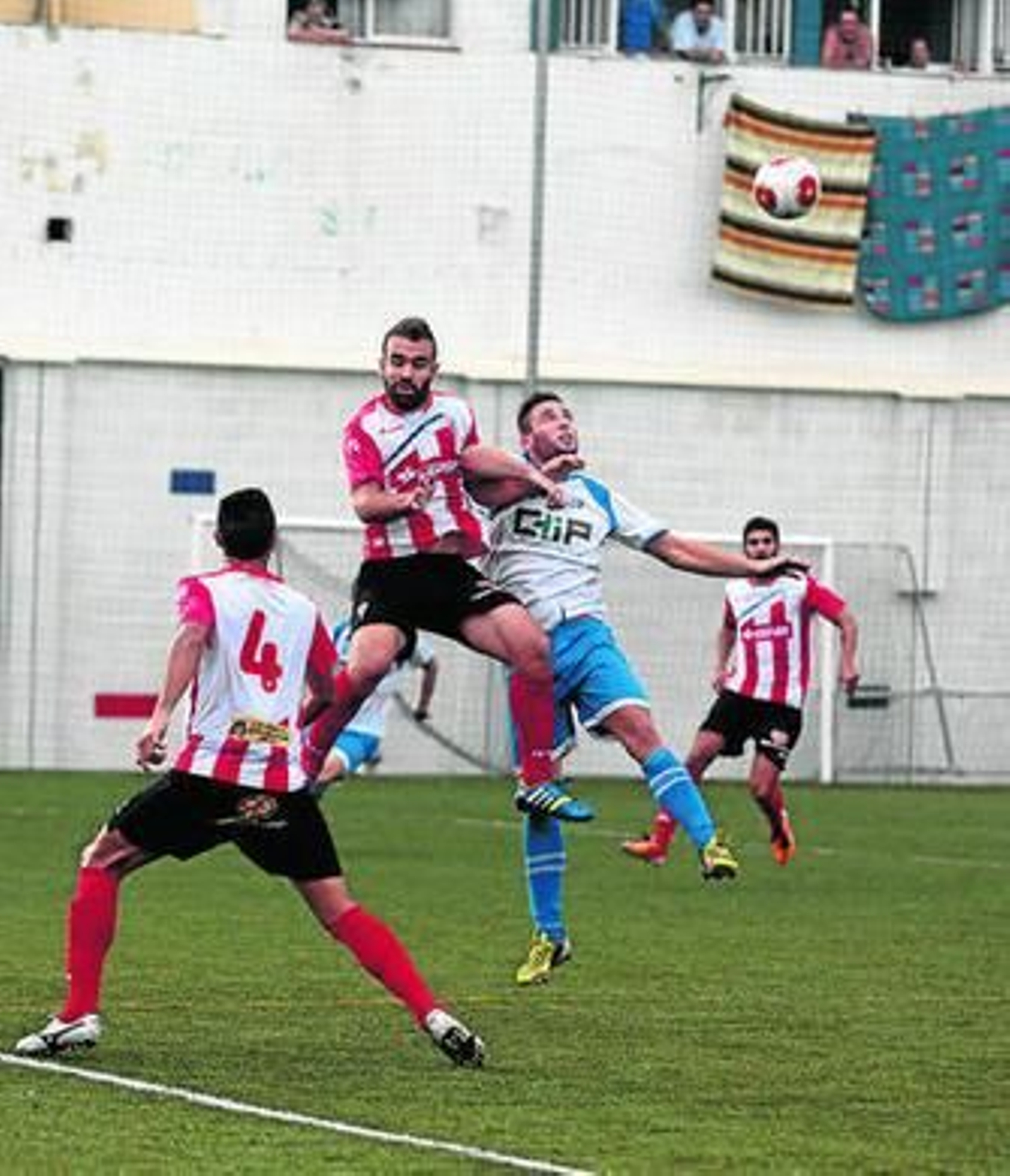 Víctor González (i) salta con un adversartio para ganar el balón.