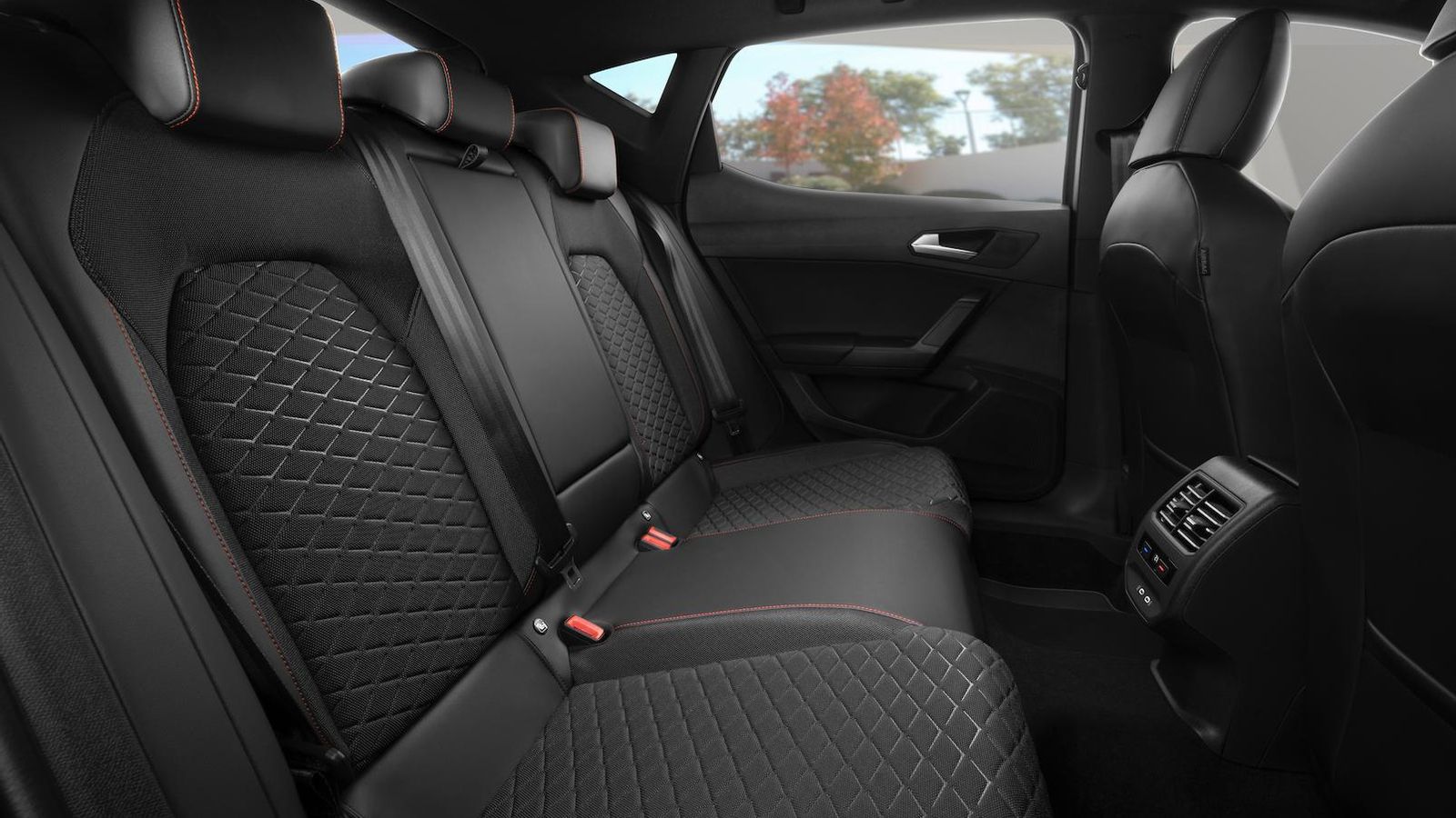 La batería se sitúa bajo el asiento trasero y su instalación no repercute en la habitabilidad.