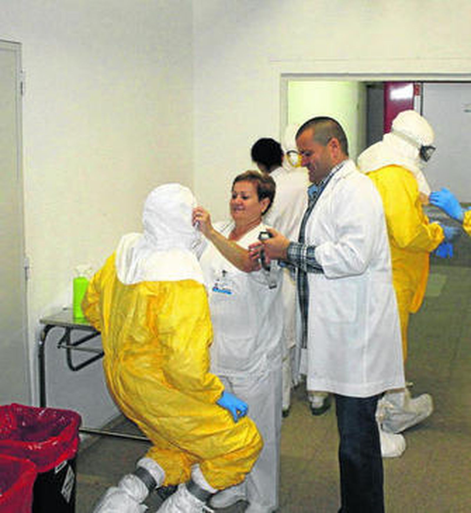 Personal del Hospital Carlos III-La Paz poniéndose el equipamiento.