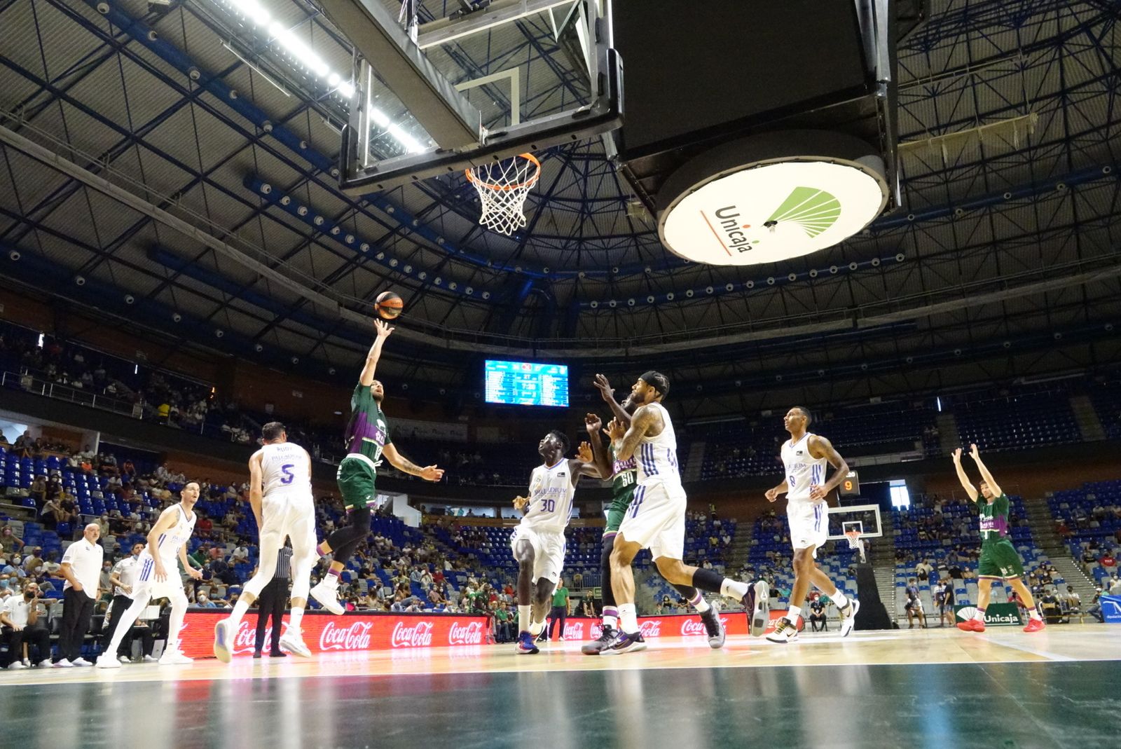 Francis Alonso lanza en el Unicaja-Madrid de pretemporada.