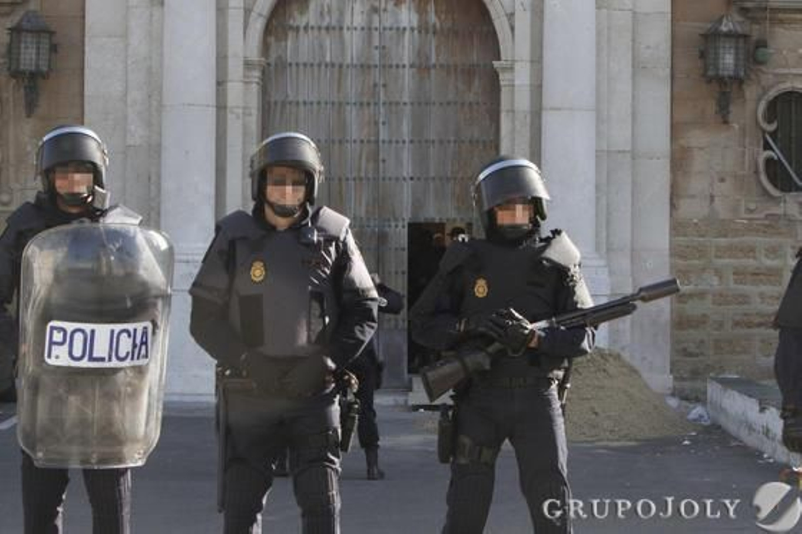 Policía Nacional y antidisturbios desalojan el edificio de Valcárcel. 

Foto: Lourdes de Vicente, Javier González y Jesús Marín
