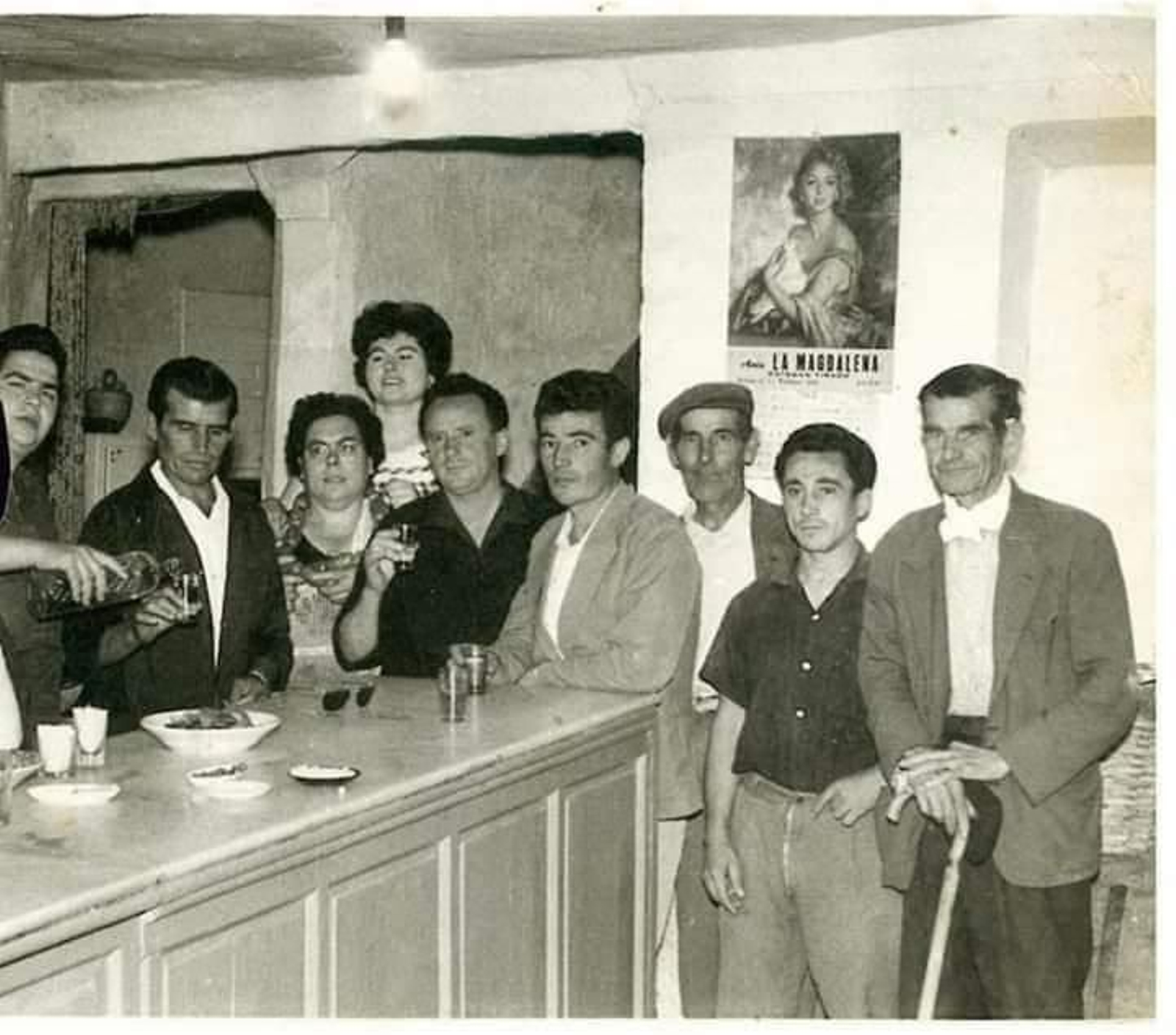 Juan García, disfrutando de unos tragos y buenas historias con los parroquianos de El Hueco.
