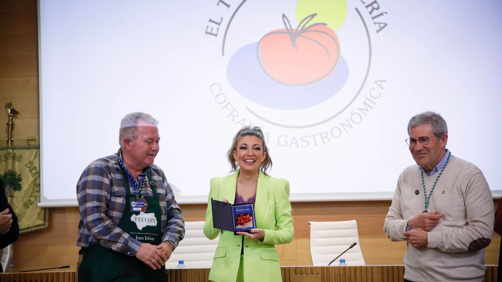 Mar Villalobos recibe una placa conmemorativa.