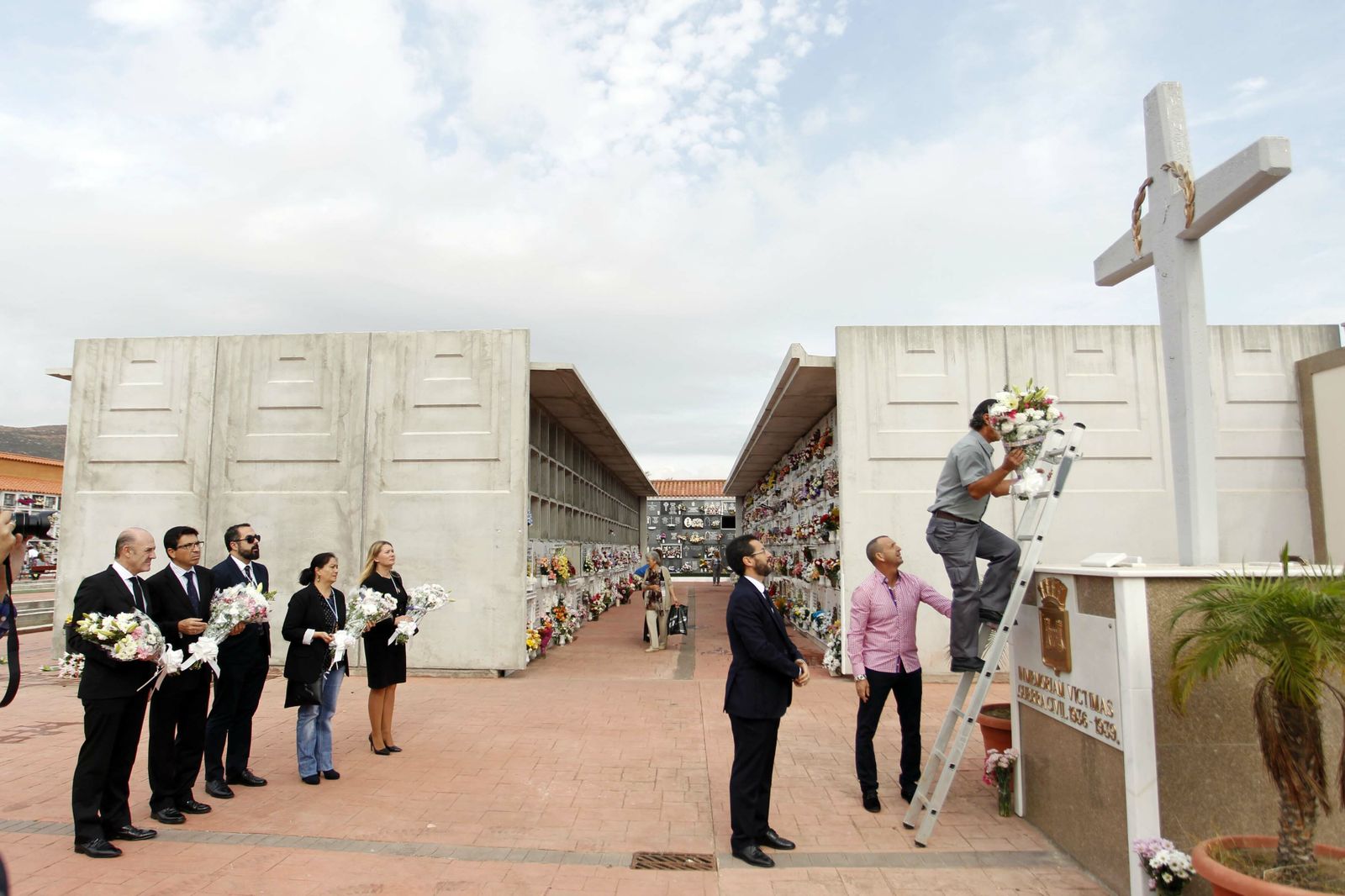 El alcalde de La Línea coloca flores en el monumento a los fallecidos en la Guerra Civil.