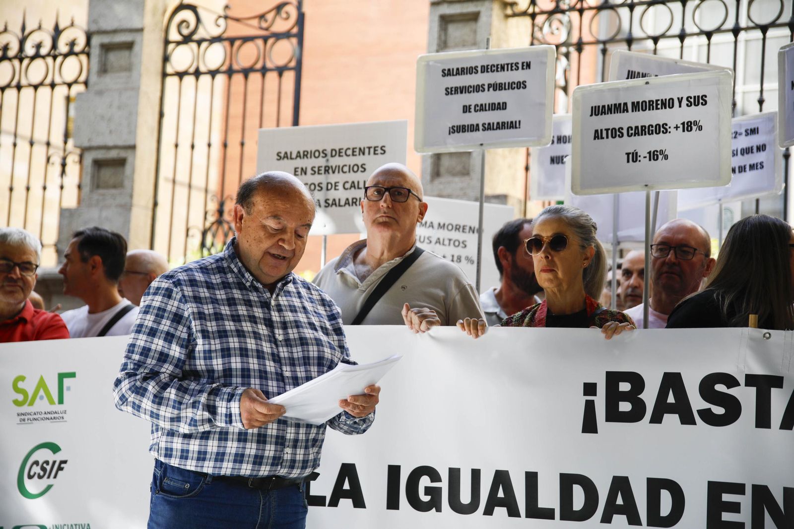 Las imágenes de la concentra para reclamar mejoras laborales para el personal funcionario de la Junta de Andalucía en Almería