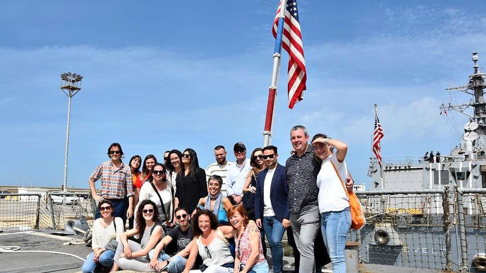Una foto de recuerdo de la experiencia sobre la cubierta del 'USS Bulkeley (DDG 84)'.