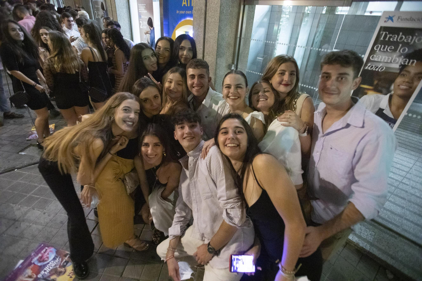 Un grupo de jóvenes antes de entrar en una discoteca anoche en Granada
