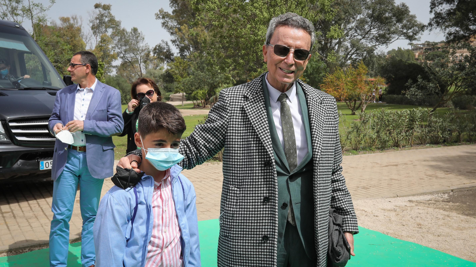 Artistas, políticos y empresarios en el bautizo de los nietos de José Luis López en Jerez