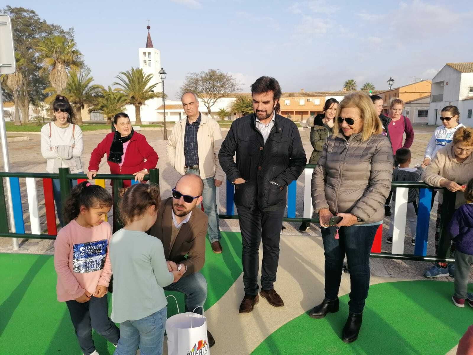 Una imagen de la inauguración del nuevo parque infantil en el poblado de Doña Blanca.