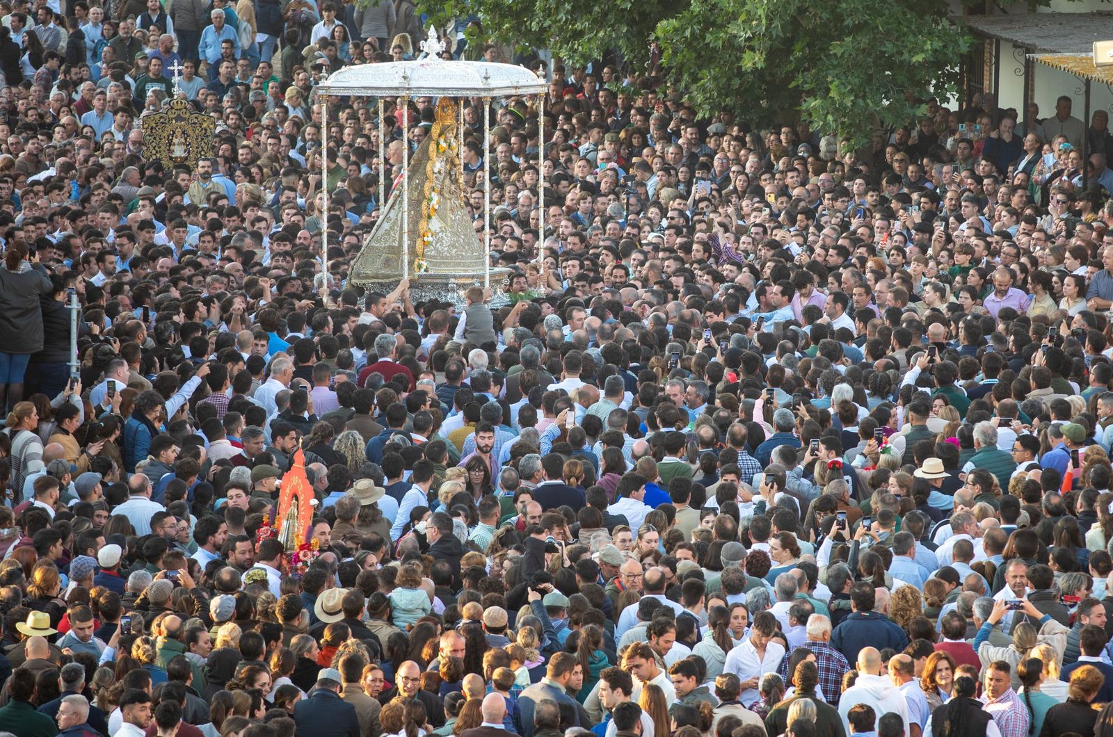 La Virgen del Rocío durante la procesión de la pasada romería.