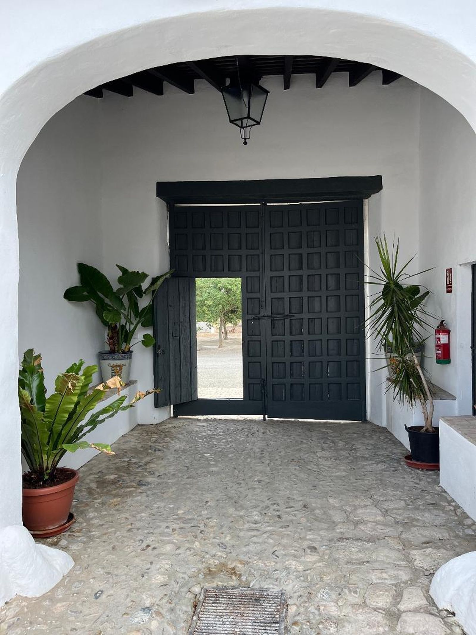 La entrada ha conservado su suelo y techo original.